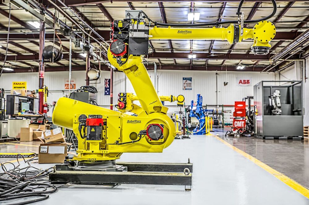 Fanuc R-2000iB/100P Robot Robot | Robots.com